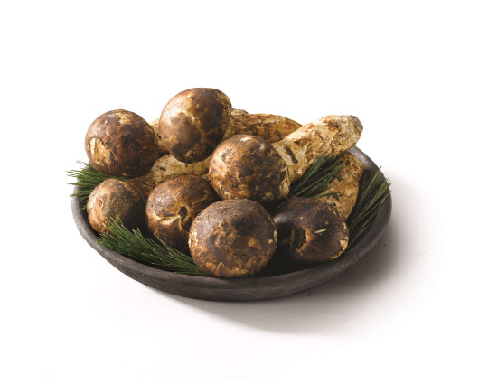 이마트에서 판매하는 자연산 송이버섯 제품 이미지. 이마트 제공